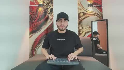 Snapshot of mike_kurtt chatting on December 17, 2025, 9:32 pm MIKE online show from December 17, 2025, 9:32 pm