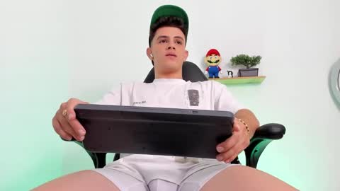 Snapshot of mikecooper_ chatting on October 17, 2025, 12:58 am Mike Cooper online show from October 17, 2025, 12:58 am