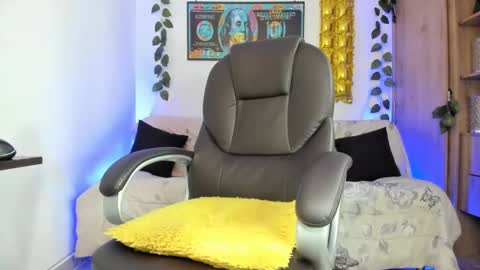 mikee_scooth online show from January 19, 2025, 3:21 pm