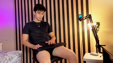 Snapshot of mikevoss_ chatting on May 24, 2026, 4:23 pm Mike online show from May 24, 2026, 4:23 pm