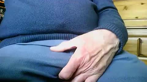 Snapshot of mikeybed chatting on April 10, 2026, 11:37 am mikeybed online show from April 10, 2026, 11:37 am