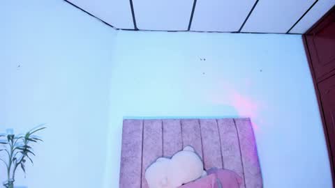 mila_1wood online show from May 6, 2026, 12:32 pm