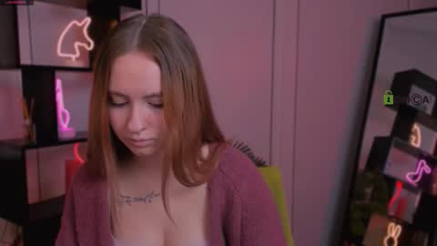 mila_glow online show from October 3, 2025, 8:44 am