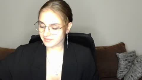 Snapshot of mila_keyy chatting on October 29, 2025, 10:22 pm mila_keyy online show from October 29, 2025, 10:22 pm