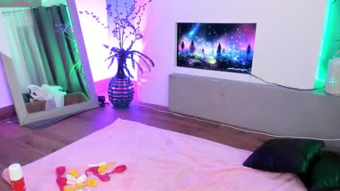 Snapshot of mila_shay chatting on October 17, 2025, 11:57 am Mila online show from October 17, 2025, 11:57 am