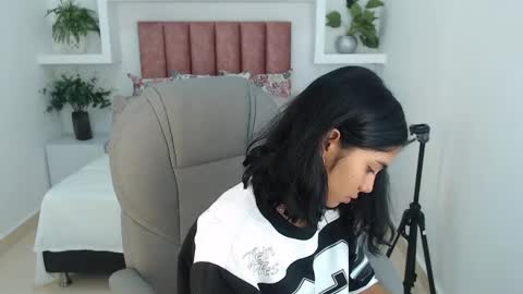 milaa_star online show from December 19, 2025, 3:24 am