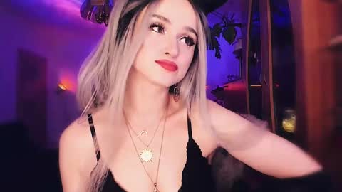 Snapshot of miladyjolie chatting on March 4, 2025, 1:34 am MiladyJolie online show from March 4, 2025, 1:34 am