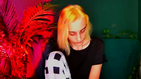 Snapshot of milaglow chatting on December 19, 2025, 5:31 pm MilaGlow online show from December 19, 2025, 5:31 pm