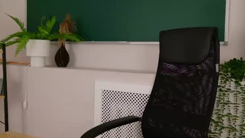 Snapshot of milaleoneli chatting on July 31, 2026, 4:39 pm milaleoneli online show from July 31, 2026, 4:39 pm