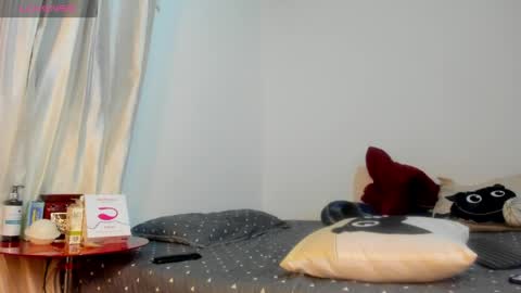 Snapshot of milan_roux chatting on April 2, 2026, 6:33 am Milane online show from April 2, 2026, 6:33 am