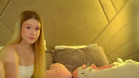 MilanaBalmain online show from May 17, 2026, 4:21 am