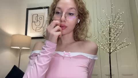 Snapshot of milayah chatting on December 19, 2025, 4:14 pm Mila online show from December 19, 2025, 4:14 pm