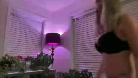 MIlf Goddess online show from May 2, 2026, 3:55 am
