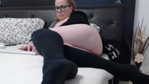 Snapshot of milfbiglips38 chatting on February 16, 2025, 11:38 am milfa online show from February 16, 2025, 11:38 am