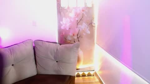Snapshot of milfrosalie chatting on May 8, 2026, 12:21 pm Rosalie online show from May 8, 2026, 12:21 pm