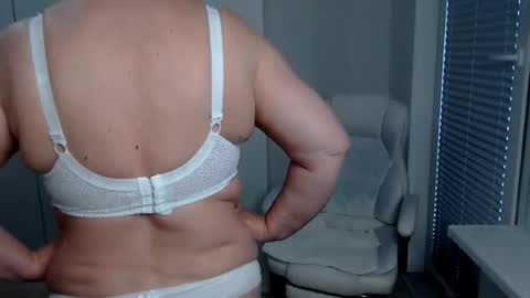 MilfScarlette online show from July 3, 2026, 6:20 am