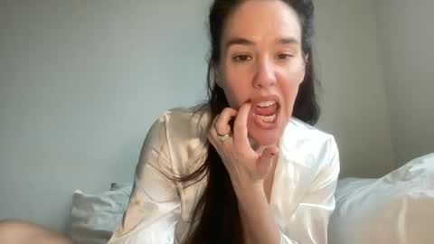 Snapshot of milkandhoneylullabies chatting on January 15, 2025, 11:21 am Milk online show from January 15, 2025, 11:21 am