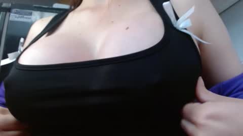 Snapshot of milker_amira chatting on December 13, 2025, 8:36 pm Amira online show from December 13, 2025, 8:36 pm