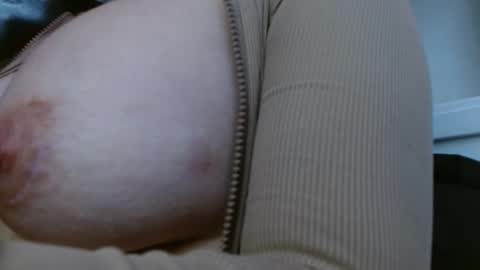 Snapshot of milker_amira chatting on December 15, 2025, 6:34 pm Amira online show from December 15, 2025, 6:34 pm