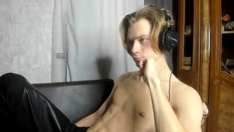 Snapshot of milkiwy chatting on November 25, 2025, 8:03 am Isaac online show from November 25, 2025, 8:03 am