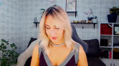 MillaXQueen online show from November 4, 2025, 2:16 pm