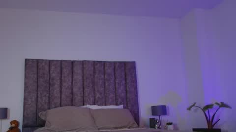 Mila  online show from September 16, 2025, 11:33 am