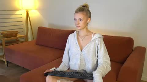 Snapshot of milly____ chatting on March 27, 2026, 1:22 pm Charlie online show from March 27, 2026, 1:22 pm