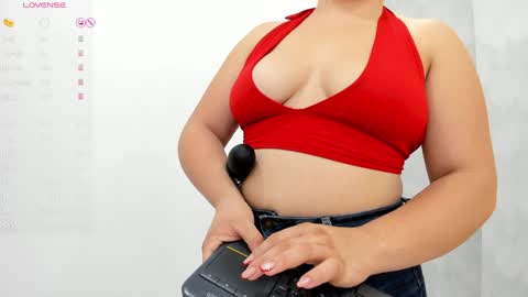 Snapshot of milu_gomez chatting on December 18, 2024, 7:52 pm Milu Gomez online show from December 18, 2024, 7:52 pm