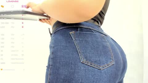 Snapshot of milu_gomez chatting on January 15, 2025, 7:23 pm Milu Gomez online show from January 15, 2025, 7:23 pm