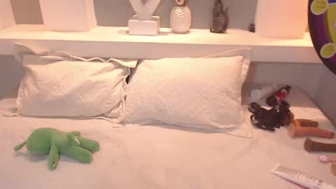 Milu Wallace  online show from October 1, 2025, 2:06 am