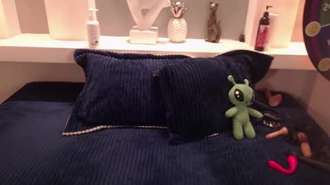 Milu Wallace  online show from October 25, 2025, 1:13 am