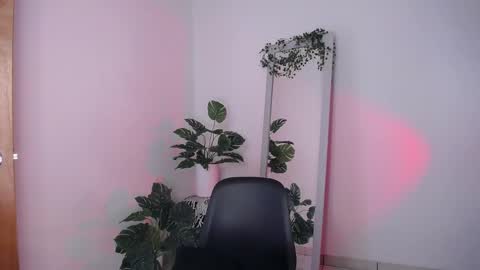 Mily Ortiz online show from December 18, 2025, 3:51 pm