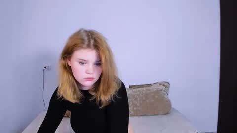 Snapshot of mina27372 chatting on October 18, 2025, 10:32 pm hi Im Mina online show from October 18, 2025, 10:32 pm