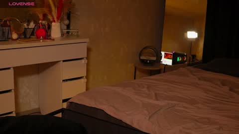 Snapshot of mindlure chatting on April 7, 2026, 2:39 pm Emily online show from April 7, 2026, 2:39 pm