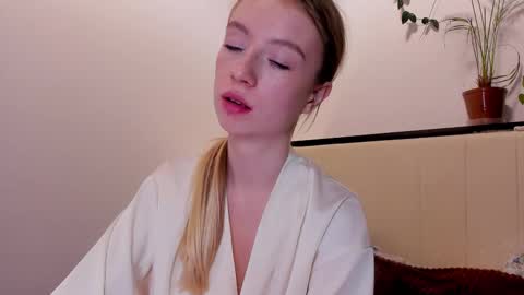 Snapshot of minidiva_ chatting on November 15, 2025, 9:43 pm Amelia online show from November 15, 2025, 9:43 pm