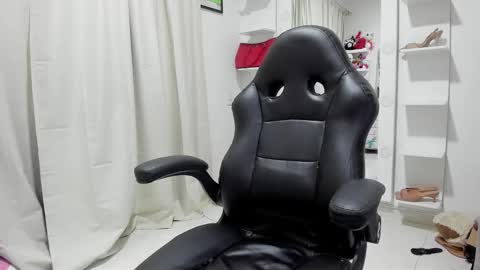 Loly online show from November 6, 2025, 6:09 pm