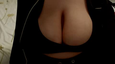 Snapshot of minka0 chatting on May 18, 2026, 8:03 pm minka0 online show from May 18, 2026, 8:03 pm