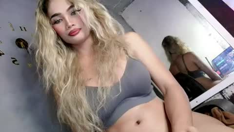 Zoey online show from June 23, 2026, 1:42 pm