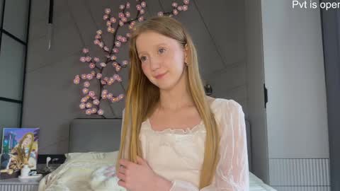 Snapshot of mirajuicyjune chatting on May 29, 2026, 4:32 am Mira online show from May 29, 2026, 4:32 am