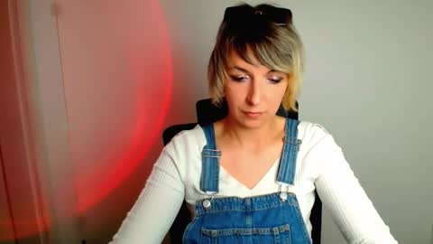 Mishelle online show from May 3, 2026, 1:28 pm