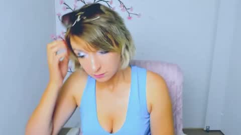 Snapshot of mishelle_blondie chatting on July 17, 2026, 6:42 am Mishelle online show from July 17, 2026, 6:42 am