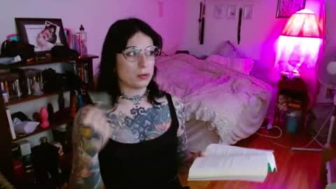 Snapshot of miss_raven_ts chatting on June 10, 2026, 7:46 pm Raven online show from June 10, 2026, 7:46 pm