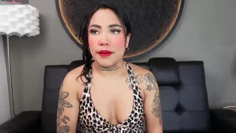Snapshot of miss_vaiolette chatting on May 19, 2026, 11:05 am Vaiolette online show from May 19, 2026, 11:05 am