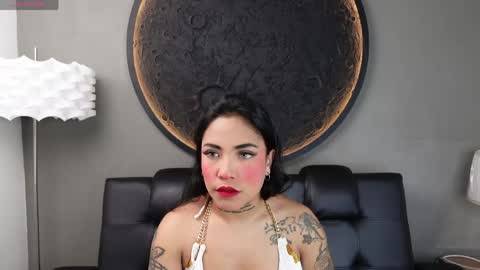 Snapshot of miss_vaiolette chatting on June 1, 2026, 11:01 am Vaiolette online show from June 1, 2026, 11:01 am