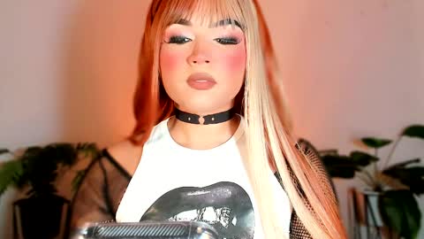 miss_zz online show from May 27, 2026, 5:32 pm
