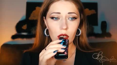 Snapshot of missbeverlymills chatting on September 17, 2025, 7:04 pm The divine Beverly online show from September 17, 2025, 7:04 pm