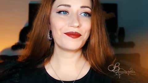 Snapshot of missbeverlymills chatting on October 11, 2025, 4:44 am The divine Beverly online show from October 11, 2025, 4:44 am