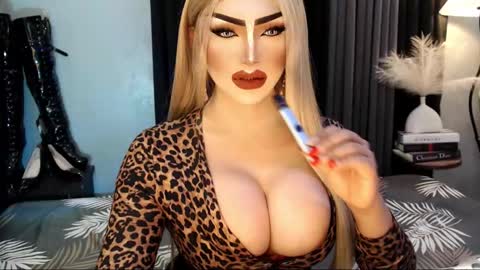 Snapshot of misschannel4sub chatting on November 4, 2025, 3:11 pm PRIESTESS CHANNEL online show from November 4, 2025, 3:11 pm