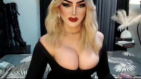 Snapshot of misschannel4sub chatting on December 4, 2025, 10:29 pm PRIESTESS CHANNEL online show from December 4, 2025, 10:29 pm