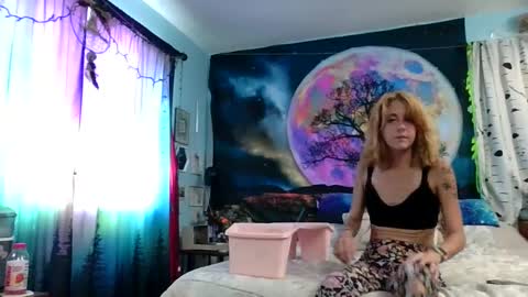 MissEeva online show from September 19, 2025, 4:29 pm